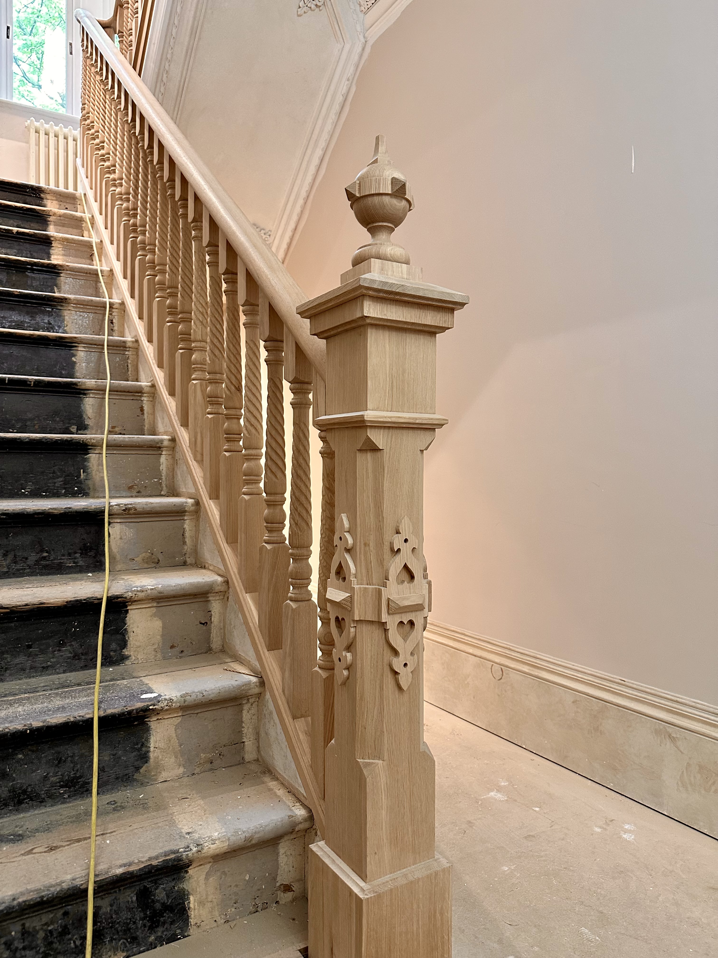 Oak feature newel