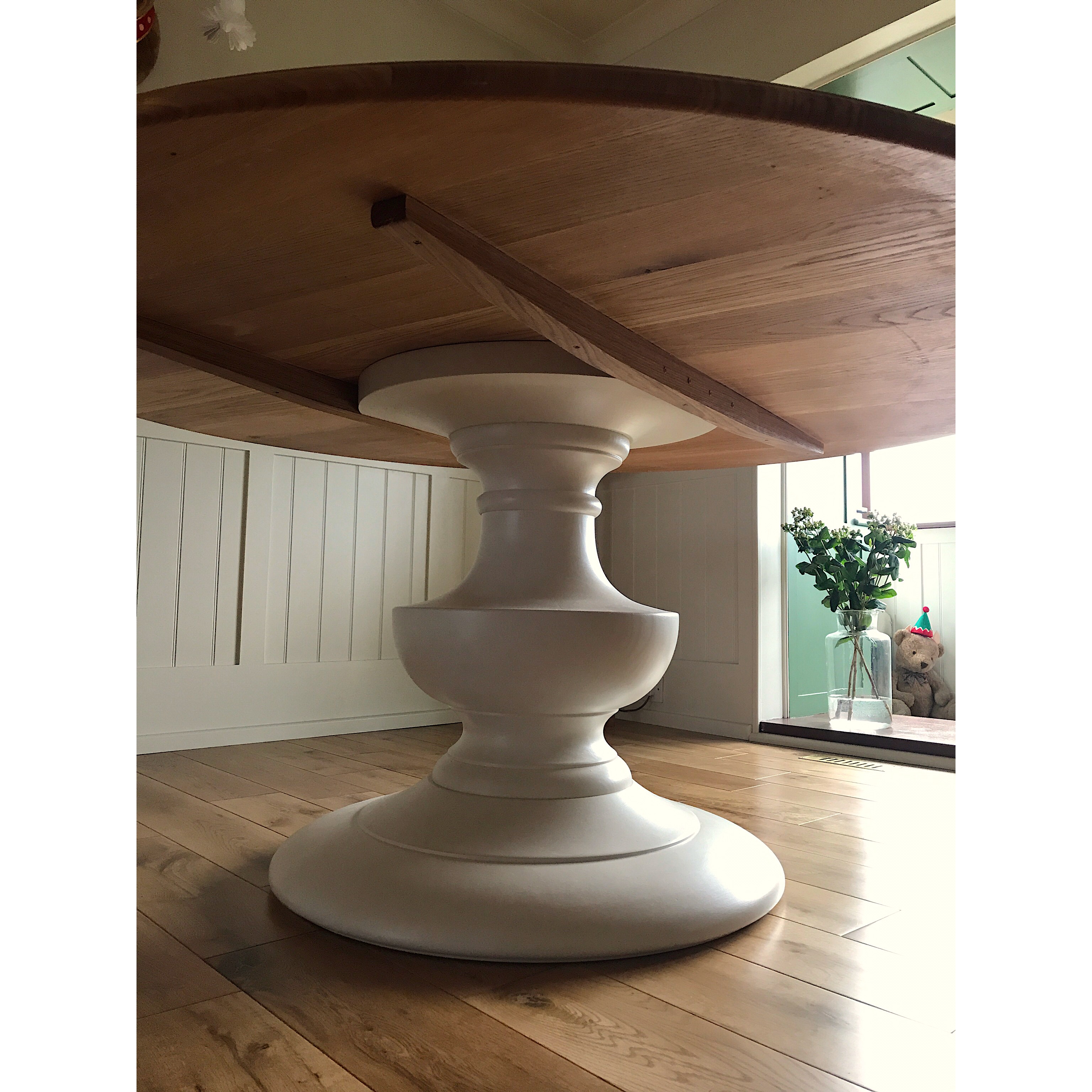 Столик из дерева круглый. Стол Lakri Round Table. Круглый деревянный стол. Круглый деревянный столик. Круглый столик из дерева.